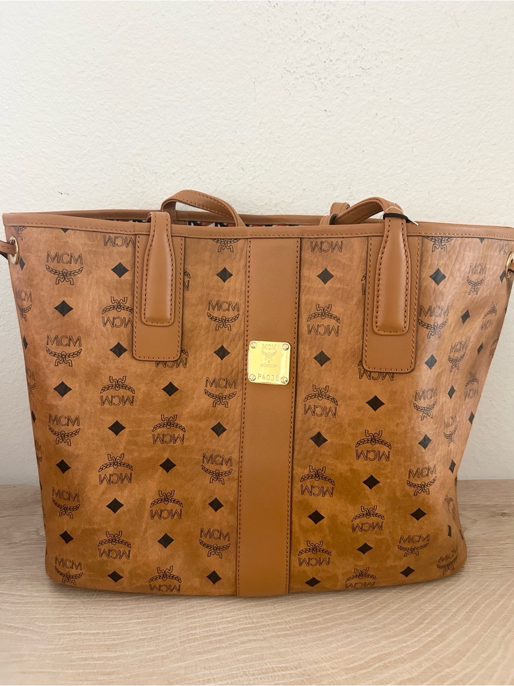 NWT MCM Reversible Liz Shopper in Visetos in Cognac with Pouch , $830 Retail
